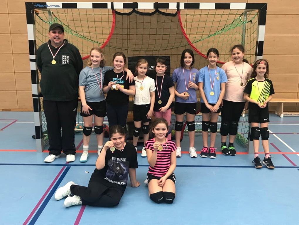 Unsere Mädchenmannschaft zeigt stolz ihre Medaillen!