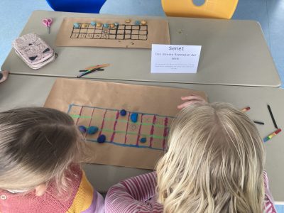 Kinder spielen Senet Kinder spielen Senet